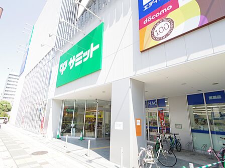 食品から日用品、お惣菜や焼き立てパンまで幅広く取り扱っているので、日常的なお買い物に便利!百円ショップも館内にあります。