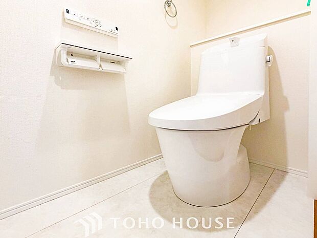 トイレはシンプルにホワイトで統一した温水洗浄付です。