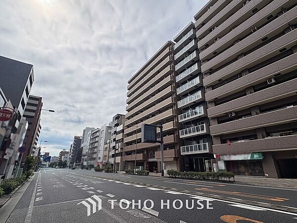前面道路含む現地写真『快適』は「家」と「街」と「環境」が調和した時に訪れるだと改めて感じさせてくれます。