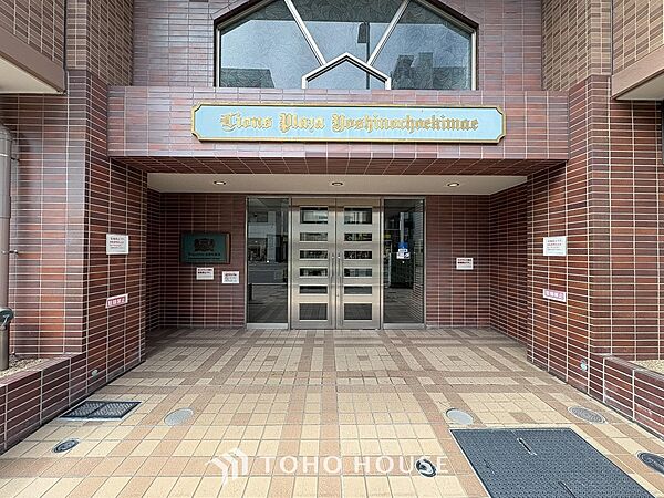 住まう誇らしさと安心感を演出する落ち着いた雰囲気のエントランス。