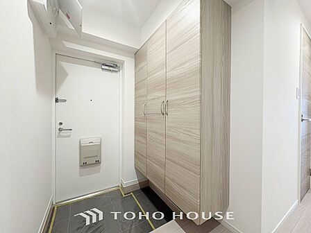 居住者の帰り、訪れる方を優しく迎えてくれる開放感のある玄関。