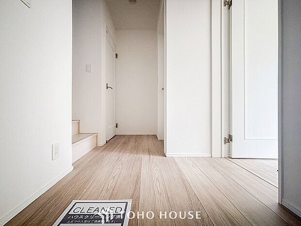 パブリックゾーンとプライベートゾーン繋ぐ階段。豊かな陽光が注ぎ込み、爽やかな住空間を演出。