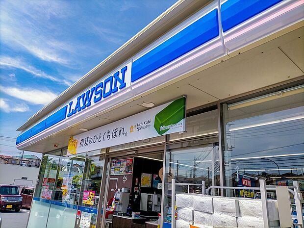 食料品や生活雑貨などが揃う安心便利なコンビニエンスストア。