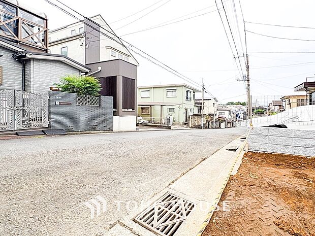 前面道路含む現地写真『快適』は「家」と「街」と「環境」が調和した時に訪れるだと改めて感じさせてくれます。