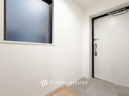 居住者の帰り、訪れる方を優しく迎えてくれる開放感のある玄関。
