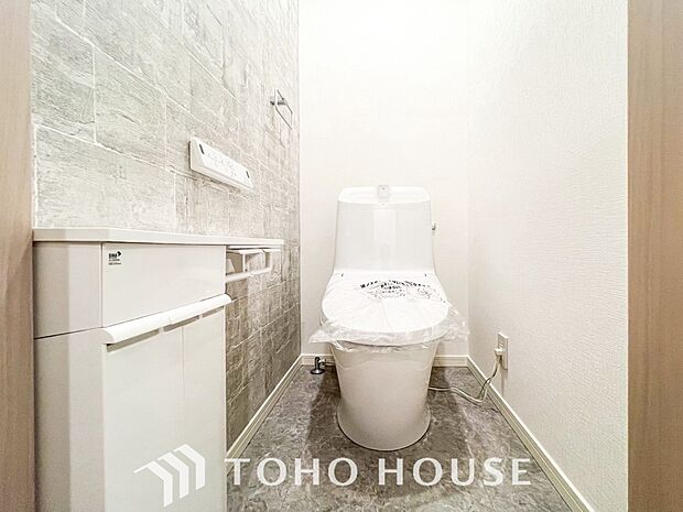 トイレはシンプルにホワイトで統一した温水洗浄付です。