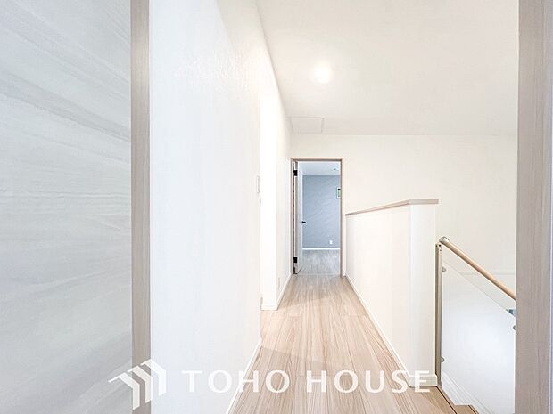 上質感漂う廊下。居住者の帰り、訪れる方を優しく迎え安らぎに満ちた生活空間を予感させます。