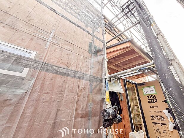 住む人や訪れる人やさしくエスコートする玄関アプローチ。