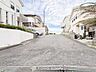 外観：前面道路含む現地写真『快適』は「家」と「街」と「環境」が調和した時に訪れるだと改めて感じさせてくれます。