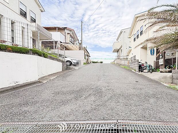 前面道路含む現地写真『快適』は「家」と「街」と「環境」が調和した時に訪れるだと改めて感じさせてくれます。