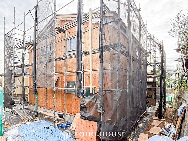 閑静な住宅街の陽当りに恵まれた土地。たくさんの想いが美しいカタチに彩られます。