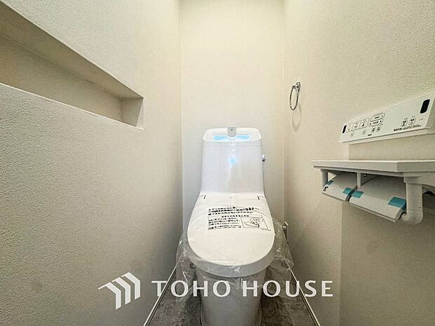 トイレはシンプルにホワイトで統一した温水洗浄付です。