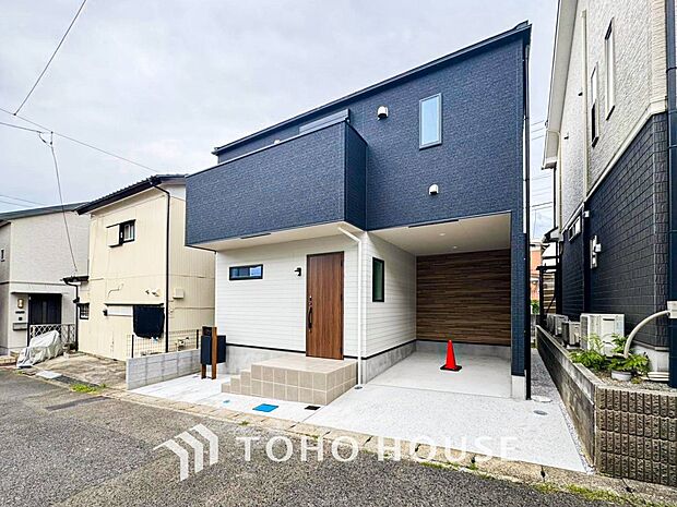 住む人を映し出す洗練された佇まいは、いつまでも輝き続けながらいつしか街の風景に溶け込んでいきます。