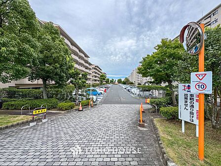 前面道路含む現地写真『快適』は「家」と「街」と「環境」が調和した時に訪れるだと改めて感じさせてくれます。