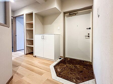 居住者の帰り、訪れる方を優しく迎えてくれる開放感のある玄関。
