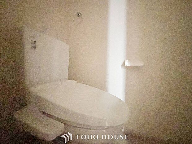 トイレはシンプルにホワイトで統一した温水洗浄付です。