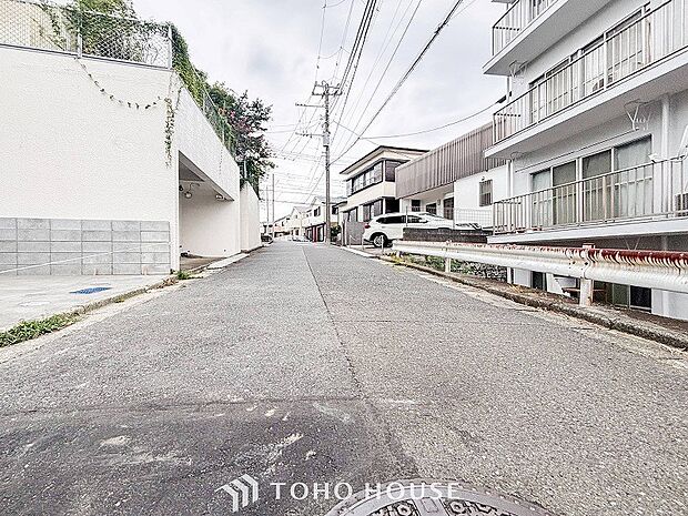 前面道路含む現地写真『快適』は「家」と「街」と「環境」が調和した時に訪れるだと改めて感じさせてくれます。