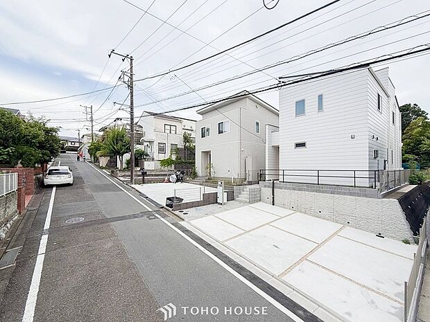 前面道路含む現地写真『快適』は「家」と「街」と「環境」が調和した時に訪れるだと改めて感じさせてくれます。