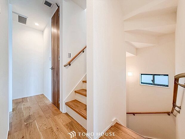 上質感漂う廊下。居住者の帰り、訪れる方を優しく迎える・安らぎに満ちた生活空間を予感させる。