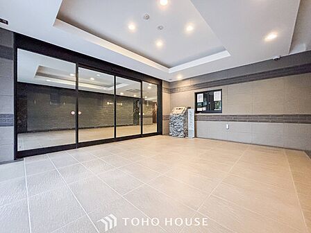 住まう誇らしさと安心感を演出する落ち着いた雰囲気のエントランス。