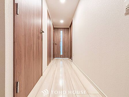 上質感漂う廊下。居住者の帰り、訪れる方を優しく迎える・安らぎに満ちた生活空間を予感させる。