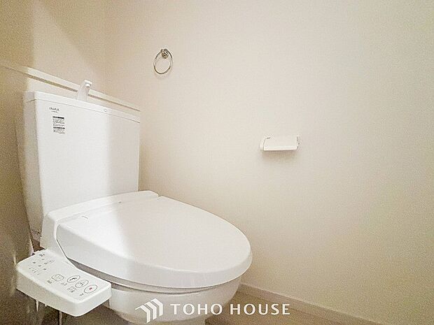 トイレはシンプルにホワイトで統一した温水洗浄付です。