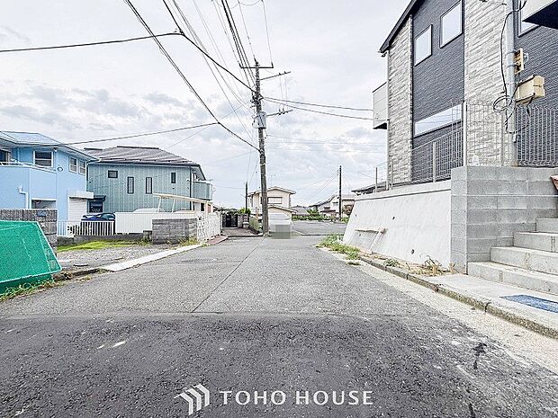 前面道路含む現地写真『快適』は「家」と「街」と「環境」が調和した時に訪れるだと改めて感じさせてくれます。