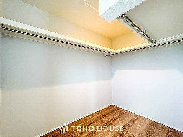 衣類だけでなく大きな荷物も収納でき、お部屋がすっきりします。