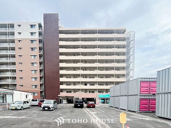 前面道路含む現地写真『快適』は「家」と「街」と「環境」が調和した時に訪れるだと改めて感じさせてくれます。