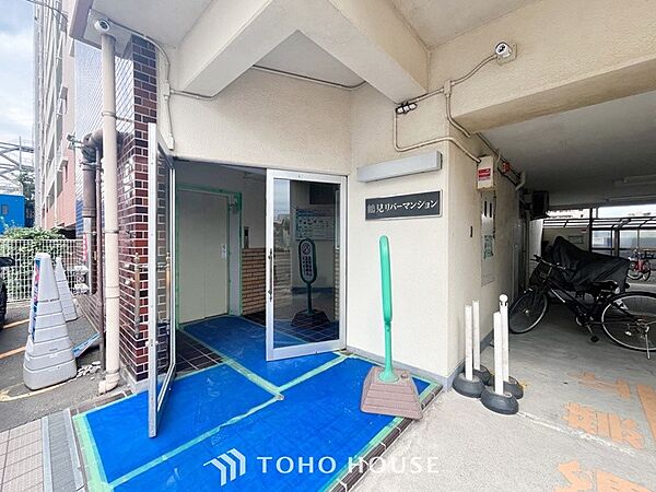 住まう誇らしさと安心感を演出する落ち着いた雰囲気のエントランス。