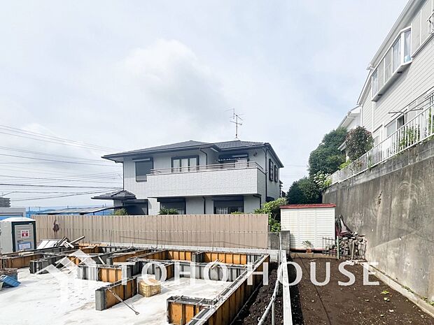 閑静な住宅街の陽当りに恵まれた土地。たくさんの想いが美しいカタチに彩られます。