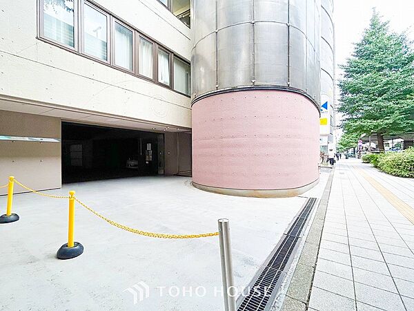 前面道路含む現地写真『快適』は「家」と「街」と「環境」が調和した時に訪れるだと改めて感じさせてくれます。