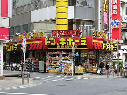 日用品や雑貨、お酒など様々な品を揃えるディスカウントストア。品質にこだわったプライベートブランドも。
