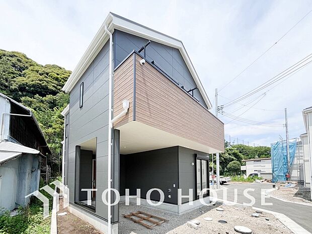 住む人を映し出す洗練された佇まいは、いつまでも輝き続けながらいつしか街の風景に溶け込んでいきます。