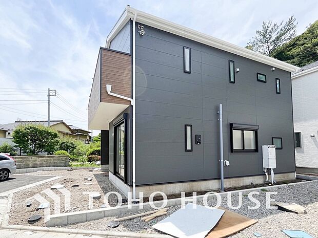 爽やかな青空の下に贅沢なほどに降り注ぐ陽光、豊かな居住性と、クオリティが見事に調和した住空間。