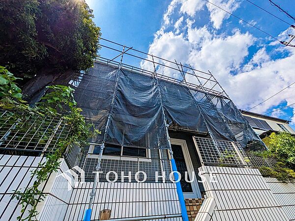 住む人を映し出す洗練された佇まいは、いつまでも輝き続けながらいつしか街の風景に溶け込んでいきます。