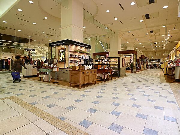 大船駅直結の駅ビルショッピングモール。ファッション、雑貨、レストラン、食料品まで豊富な品揃えです。