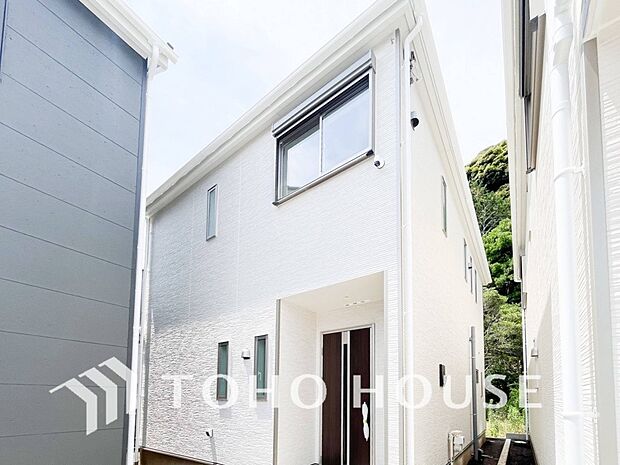 住む人を映し出す洗練された佇まいは、いつまでも輝き続けながらいつしか街の風景に溶け込んでいきます。