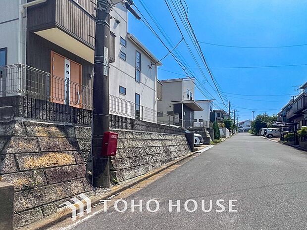 前面道路含む現地写真『快適』は「家」と「街」と「環境」が調和した時に訪れるだと改めて感じさせてくれます。