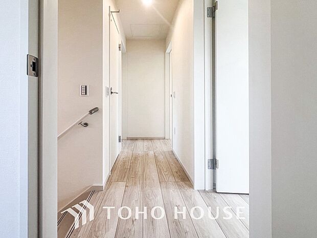 上質感漂う廊下。居住者の帰り、訪れる方を優しく迎え安らぎに満ちた生活空間を予感させます。