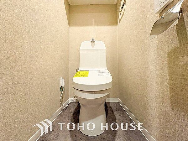 トイレはシンプルにホワイトで統一した温水洗浄付です。