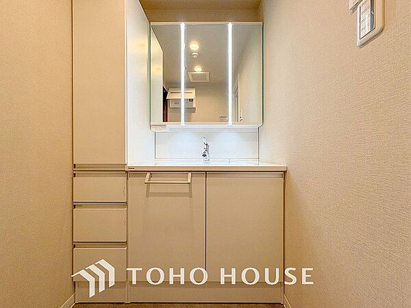 洗面台・洗面所収納たっぷりの三面鏡つき洗面台。毎朝身支度で活躍するスペースです。
