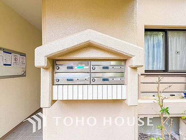 取り出しやすいエントランス内郵便受け。