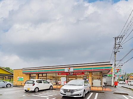 24時間営業。お弁当やお惣菜、パンなどをはじめ、生活用品、お酒、たばこなども取り揃えています。