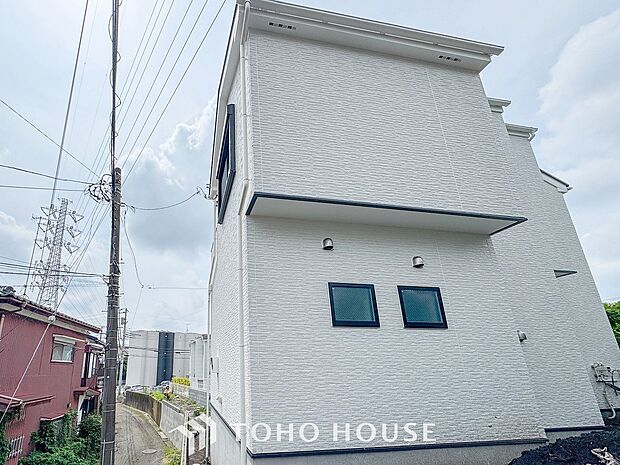 住む人を映し出す洗練された佇まいは、いつまでも輝き続けながらいつしか街の風景に溶け込んでいきます。