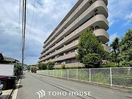 前面道路含む現地写真『快適』は「家」と「街」と「環境」が調和した時に訪れるだと改めて感じさせてくれます。