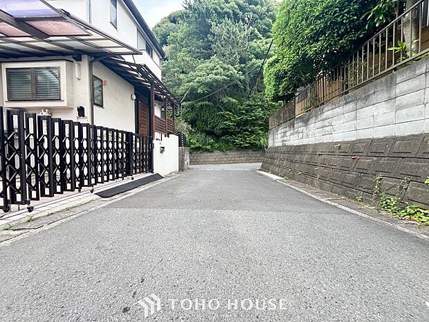 前面道路含む現地写真『快適』は「家」と「街」と「環境」が調和した時に訪れるだと改めて感じさせてくれます。