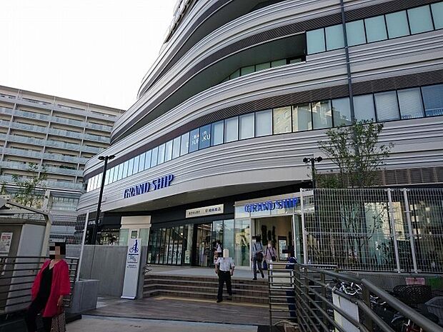 大船駅笠間口から連絡通路で雨に濡れずに行くことができます。薬局やスーパーなども入る大型商業施設です。