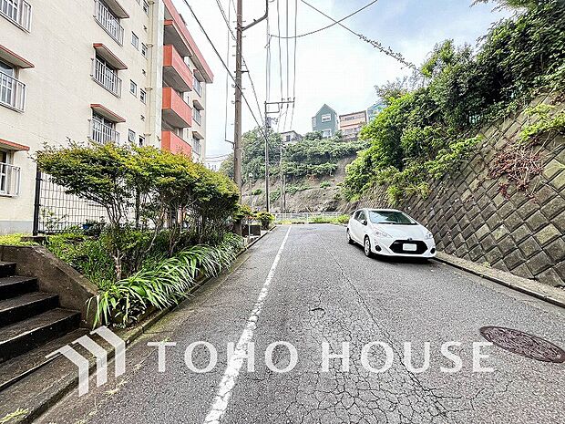 前面道路含む現地写真『快適』は「家」と「街」と「環境」が調和した時に訪れるだと改めて感じさせてくれます。