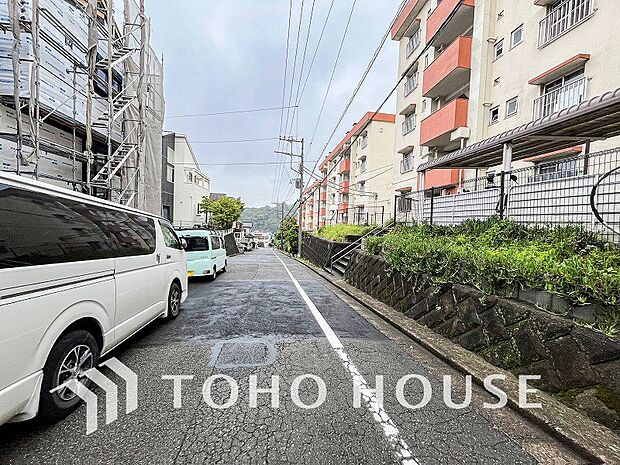 落ち着きのある閑静な住宅街に佇む邸宅。きっとここからご家族のかけがえのない想い出が作られることでしょう。